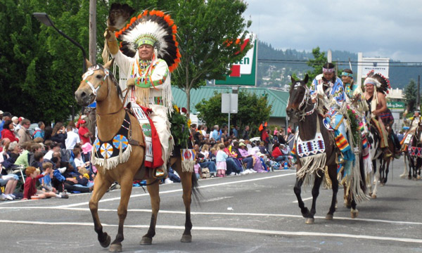 Американская индейская лошадь на шествии, фото